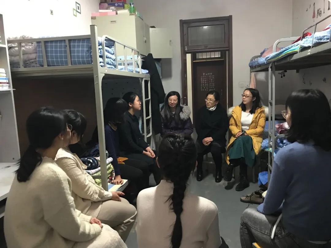 进宿舍看望学生.jpg